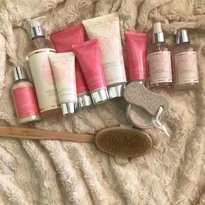 Bundle of Adrienne Vittadini bath & body
